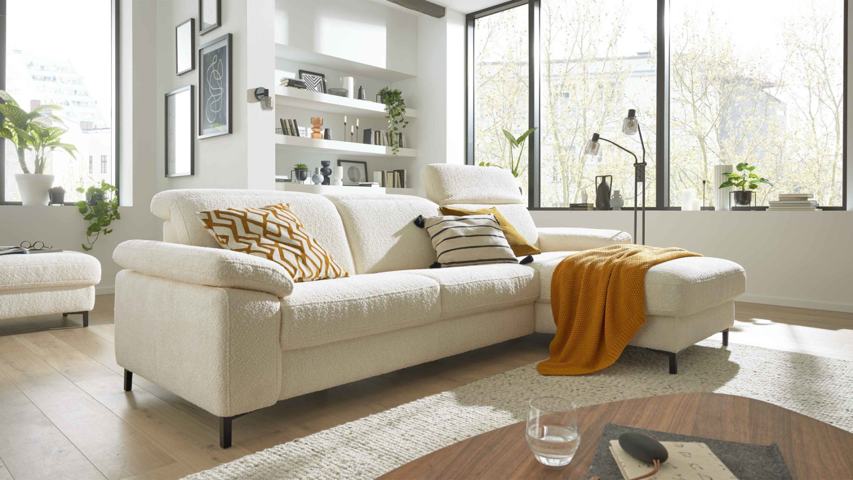 Interliving Sofa Serie  – Ecksofa, naturweiße Chenille Kama